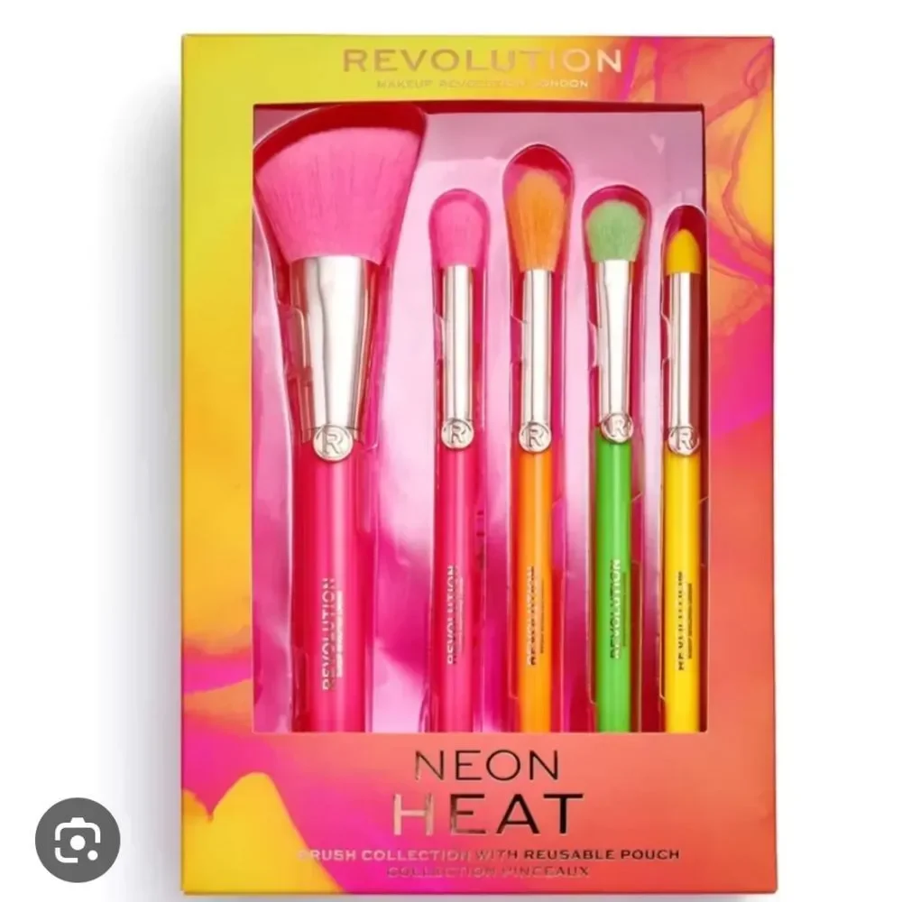 Revolution Beauty Neon Heat Makeup Brush Set‎ w/Pouch